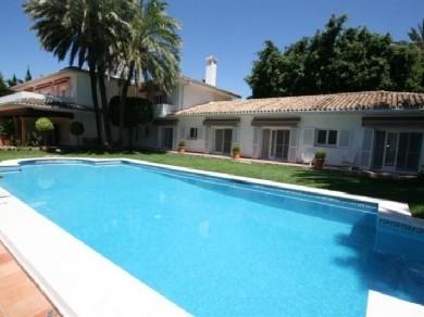 Chalet con 6 dormitorios se vende en Marbella, Costa del Sol