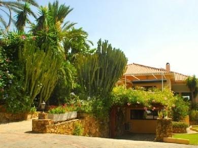 Chalet con 6 dormitorios se vende en Estepona, Costa del Sol