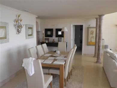 Apartamento con 3 dormitorios se vende en Marbella, Costa del Sol