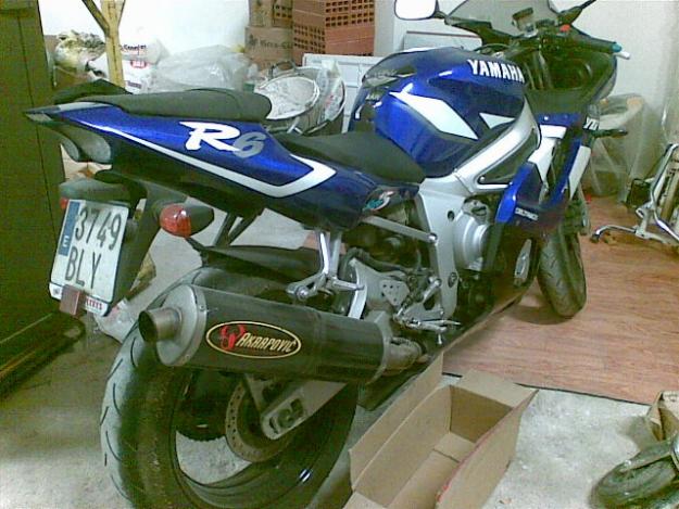 Vendo yamaha R6 del 2001 muy cuidada.