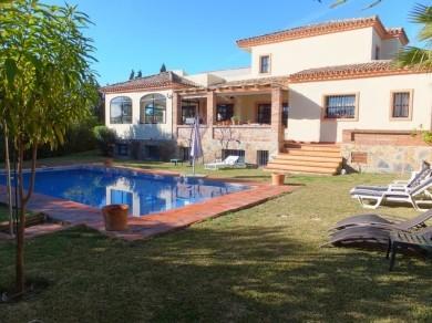 Chalet con 5 dormitorios se vende en Estepona, Costa del Sol