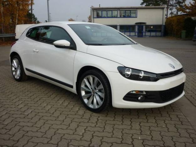 VW Scirocco SPORT 2.0 TDI DSG   9.900,00 euro