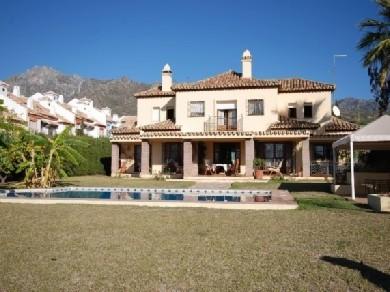 Chalet con 4 dormitorios se vende en Marbella, Costa del Sol