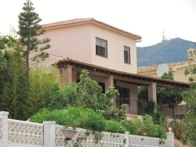 Chalet con 4 dormitorios se vende en Benalmadena Costa, Costa del Sol