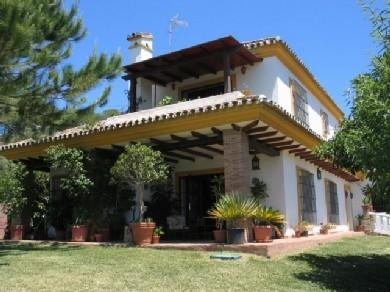 Chalet con 4 dormitorios se vende en Marbella, Costa del Sol