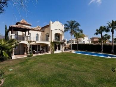 Chalet con 5 dormitorios se vende en Marbella, Costa del Sol