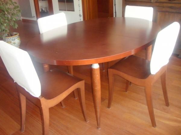 Vendo mesa de comedor de diseño y sus 4 sillas