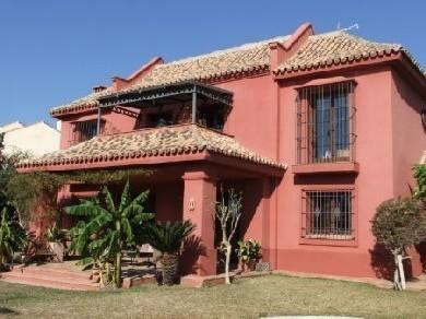 Chalet con 4 dormitorios se vende en Marbella, Costa del Sol