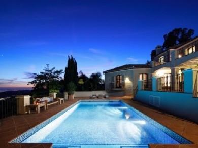 Chalet con 5 dormitorios se vende en Marbella, Costa del Sol