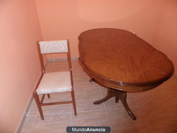 MESA DE MADERA DE COMEDOR Y CUATRO SILLAS