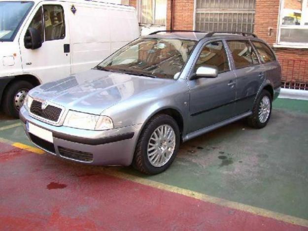 Venta de coche Skoda Octavia Combi 1.9 TDI Elegance Familiar '04 en Madrid