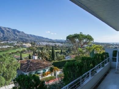 Apartamento con 2 dormitorios se vende en Marbella, Costa del Sol