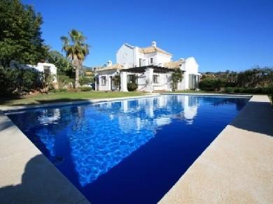 Chalet con 4 dormitorios se vende en Marbella, Costa del Sol