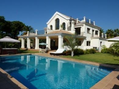 Chalet con 6 dormitorios se vende en Marbella, Costa del Sol