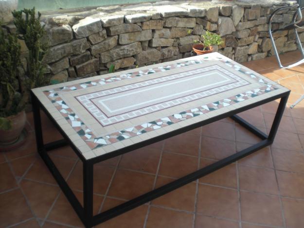 Mesa de jardin en teselas romanas  de piedra fosil.