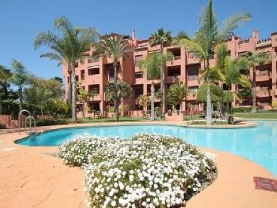 Apartamento con 2 dormitorios se vende en Marbella, Costa del Sol