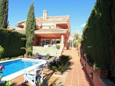 Chalet con 3 dormitorios se vende en Marbella, Costa del Sol