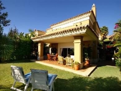 Chalet con 4 dormitorios se vende en Marbella, Costa del Sol