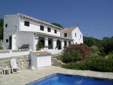 Chalet con 5 dormitorios se vende en Alfarnatejo, Axarquia