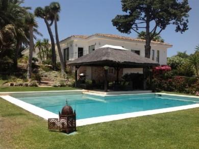 Chalet con 5 dormitorios se vende en Marbella, Costa del Sol