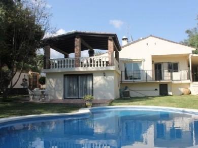 Chalet con 4 dormitorios se vende en Marbella, Costa del Sol