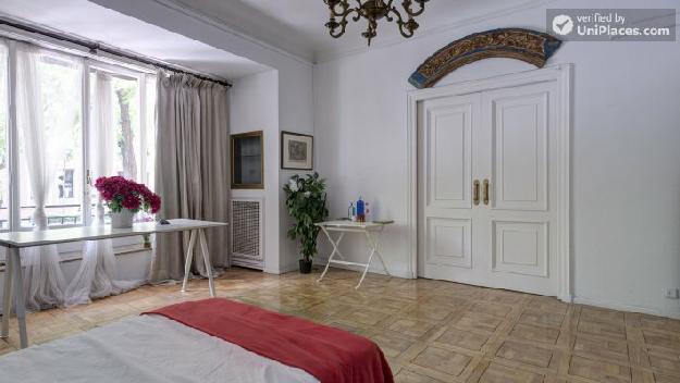 Rooms available - Large 8-bedroom house in upmarket Salamanca