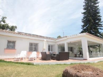 Chalet con 4 dormitorios se vende en Marbella, Costa del Sol