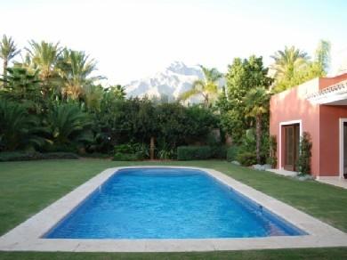 Chalet con 5 dormitorios se vende en Marbella, Costa del Sol