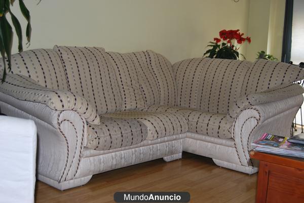 Salón: mueble, sofá y butacas.