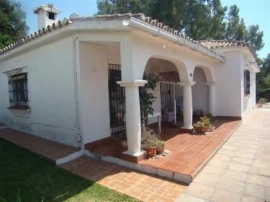 Chalet con 3 dormitorios se vende en Estepona, Costa del Sol