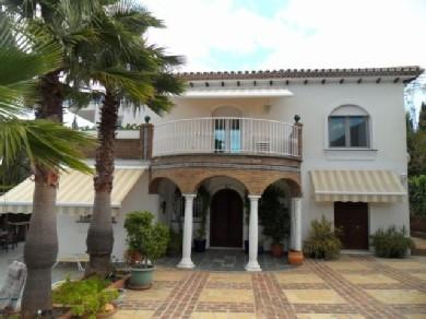 Chalet con 4 dormitorios se vende en Alhaurin el Grande