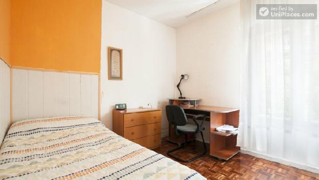 Rooms available - Good-value 3-Bedroom residence in northwestern Madrid