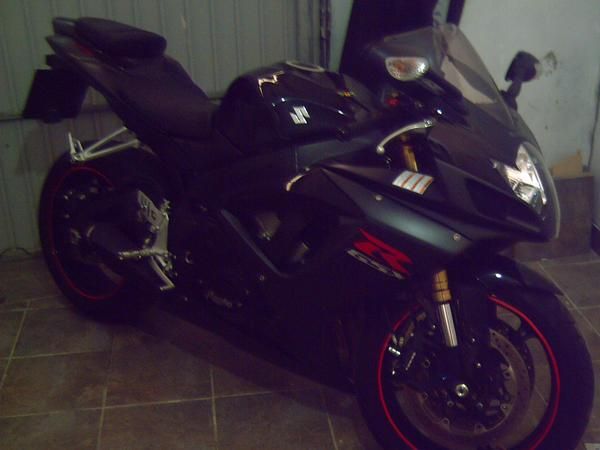 se vende  moto suzuki gsr x 600