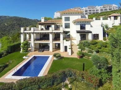 Chalet con 5 dormitorios se vende en Marbella, Costa del Sol