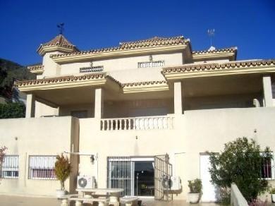 Chalet con 6 dormitorios se vende en Benalmadena Costa, Costa del Sol