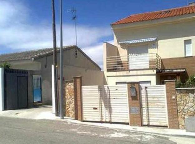 Casa adosada en Camarena