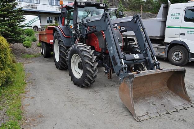 Bonito Tractores Valtra Hi tech muy resistiendo