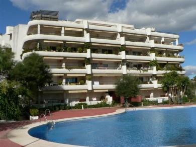 Apartamento con 3 dormitorios se vende en Marbella, Costa del Sol