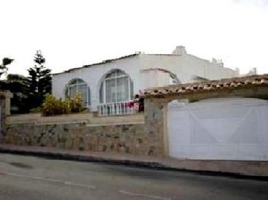 Chalet con 3 dormitorios se vende en Villamartin, Costa Blanca