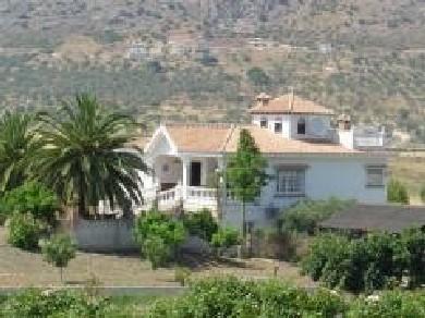 Chalet con 4 dormitorios se vende en Alhaurin el Grande