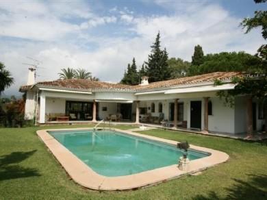 Chalet con 3 dormitorios se vende en Marbella, Costa del Sol