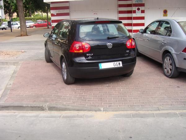 SE VENDE VOLKSWAGEN GOLF IGOLF 1.9 TDI 105 CV, COLOR  NEGRO