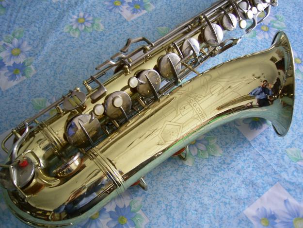 VENDO SAXO TENOR CONN 10M DE LOS AÑOS 50