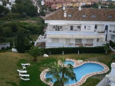 Apartamento con 3 dormitorios se vende en Marbella, Costa del Sol