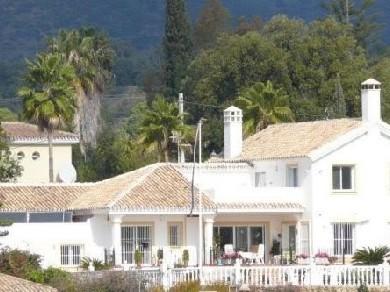 Chalet con 3 dormitorios se vende en Marbella, Costa del Sol