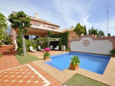 Chalet con 5 dormitorios se vende en Marbella, Costa del Sol