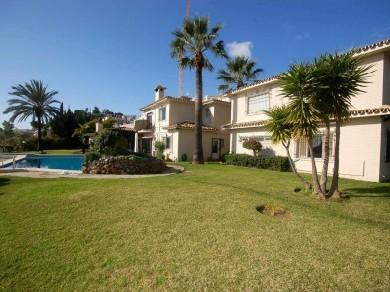 Chalet con 6 dormitorios se vende en Benalmadena Pueblo, Costa del Sol