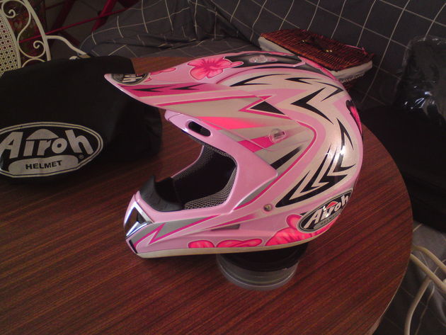 Se vende casco Airoh Helmets EDICION ESPECIAL CHICA!!