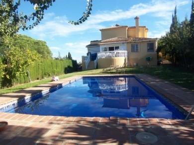 Chalet con 3 dormitorios se vende en Marbella, Costa del Sol