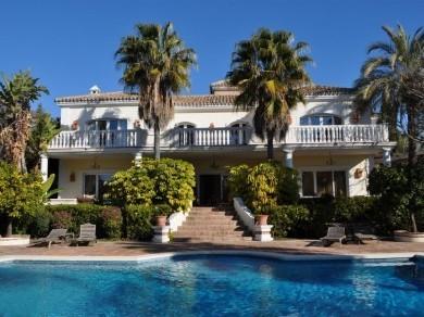 Chalet con 5 dormitorios se vende en Marbella, Costa del Sol